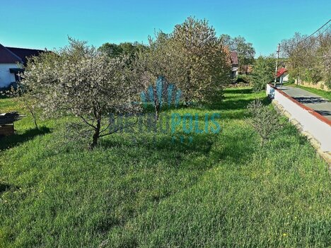 Krásný stavební pozemek v klidné lokalitě – Ouběnice u Dobříše