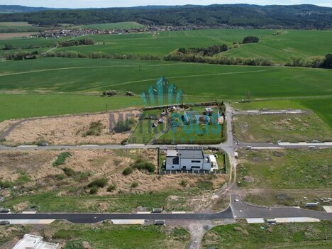 Stavební pozemek 757m² na kraji Hořovic – výhled, klid a kompletní sítě