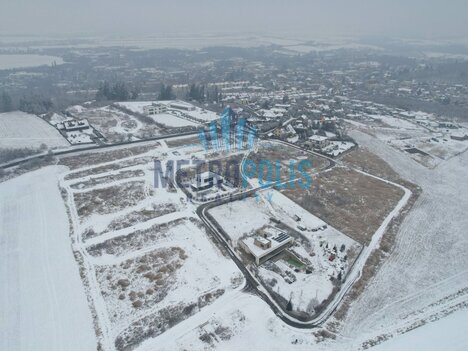 Stavební pozemek 728 m² na kraji Hořovic – výhled, klid a kompletní sítě