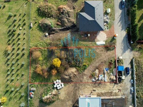 Stavební pozemek v Chýni – 1 240 m² s kompletními inženýrskými sítěmi