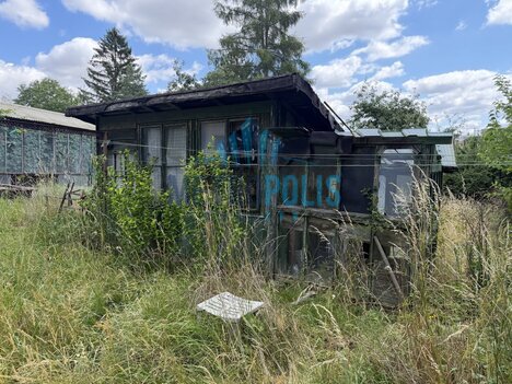 Prodej chaty se zahradou 707 m² na betonovém základu – Praha 6, Suchdol