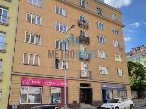 Stylový a světlý byt 3+1 v srdci Košíř – 83,5 m², poslední patro s výtahem, klid, zeleň a skvělý pot