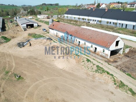 Prodej zemědělského objektu/kravína s rozlehlým pozemkem v malebné obci Kňovice – 7714 m²