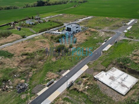 Stavební pozemek 814m² na kraji Hořovic – výhled, klid a kompletní sítě