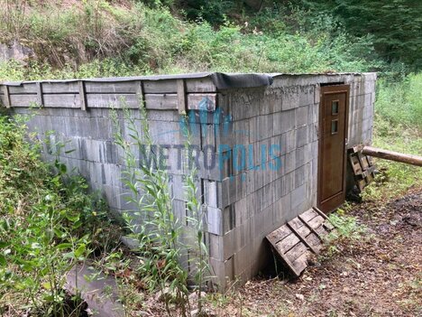 Prodej rekreačního objektu 41 m² – Dobřichovice, lesní pozemek