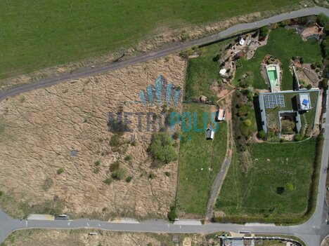 Stavební pozemek 695m² na kraji Hořovic – výhled, klid a kompletní sítě