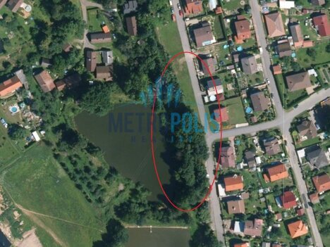 Prodej pozemku 587 m² – Vrchotovy Janovice, u rybníka – klid, příroda a skvělá cena
