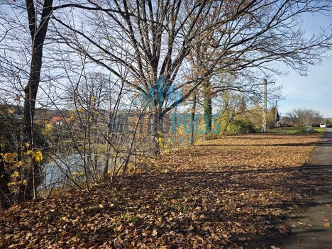 Prodej pozemku 587 m² – Vrchotovy Janovice, u rybníka – klid, příroda a skvělá cena