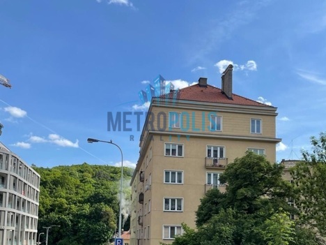 Stylový a světlý byt 3+1 v srdci Košíř – 83,5 m², poslední patro s výtahem, klid, zeleň a skvělý pot