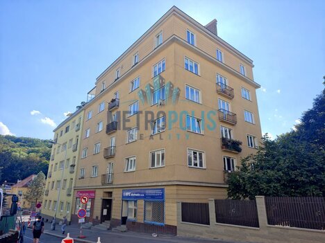 Stylový a světlý byt 3+1 v srdci Košíř – 83,5 m², poslední patro s výtahem, klid, zeleň a skvělý pot