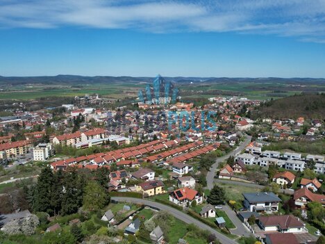 Stavební pozemek 826m² na kraji Hořovic – výhled, klid a kompletní sítě