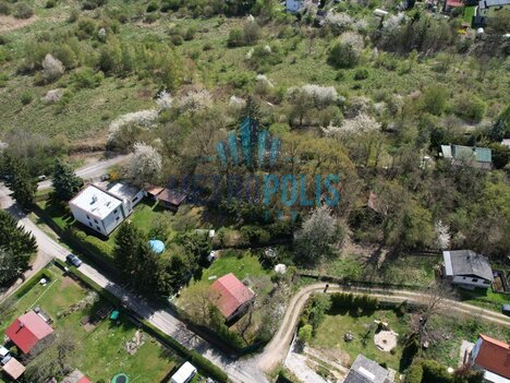 Slunný stavební pozemek 1 406 m² s výhledem, který si zamilujete – Řitka