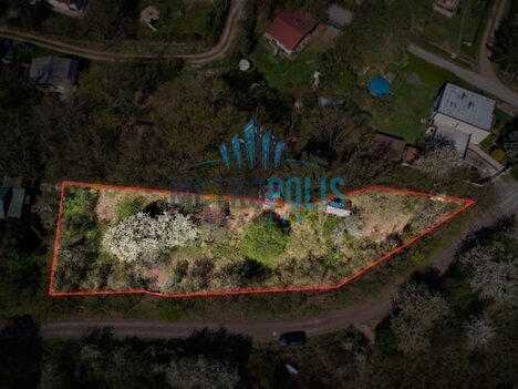 Slunný stavební pozemek 1 406 m² s výhledem, který si zamilujete – Řitka
