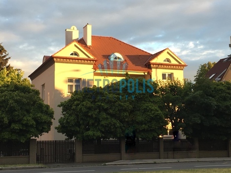 Exkluzivní polovina vily na pomezí Vinohrad a Strašnic – 241 m² luxusu po kompletní rekonstrukci