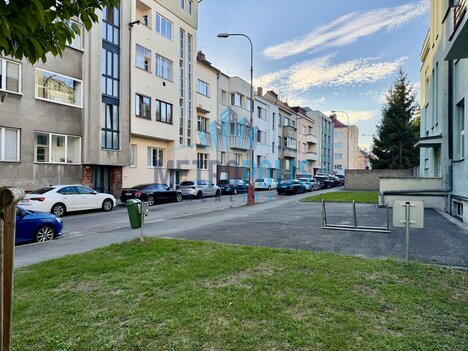 Prostorný a světlý byt 2+kk v cihlovém domě po rekonstrukci – Mladá Boleslav