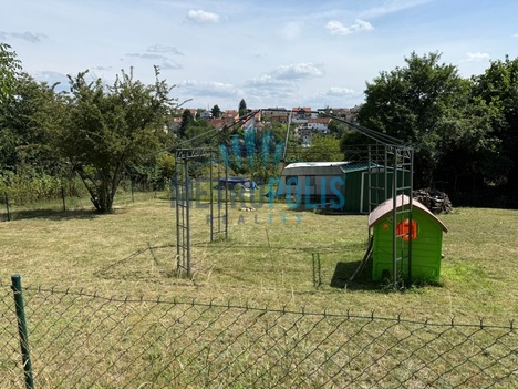 Klid pod korunami stromů. Vaše vlastní útočiště v Suchdole u Prahy.