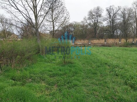 Investiční příležitost: Rozlehlý pozemek 7 426 m² jen 30 min od Prahy