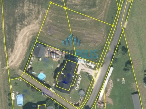 Exkluzivní stavební pozemek 1 160 m² v Zaječově – Brdy na dlani, sítě na pozemku, skvělá dostupnost do Prahy
