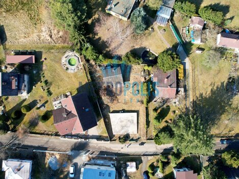 Stavební pozemek 564m² s projektem, stavebním povolením a základovou deskou – ideální pro váš nový