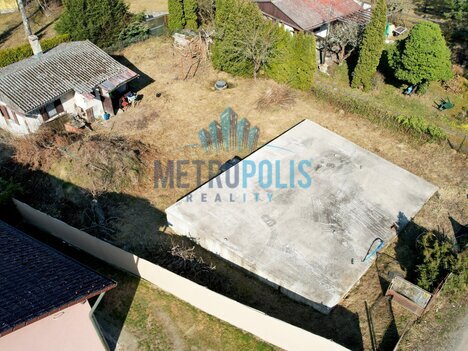 Stavební pozemek 564m² s projektem, stavebním povolením a základovou deskou – ideální pro váš nový